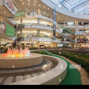 Atrévete a explorar la variedad de tiendas y restaurantes en Centro Madelena