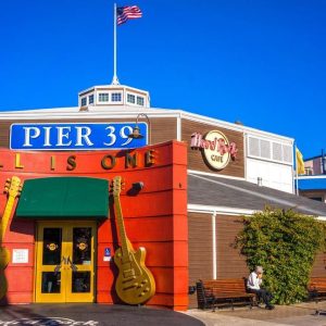 Explora la fascinante Galería del Sol y sus frondosos senderos.