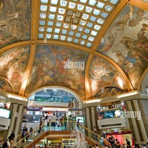 Explora la majestuosidad de Galerías Pacífico en Buenos Aires.